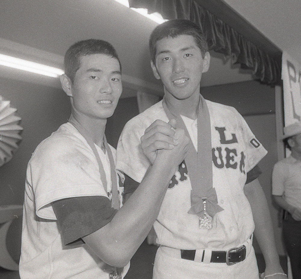 １９８５年、夏の甲子園で優勝し握手を交わす桑田氏と清原氏
