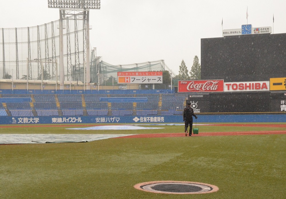東都大学野球が雨天順延となった神宮球場