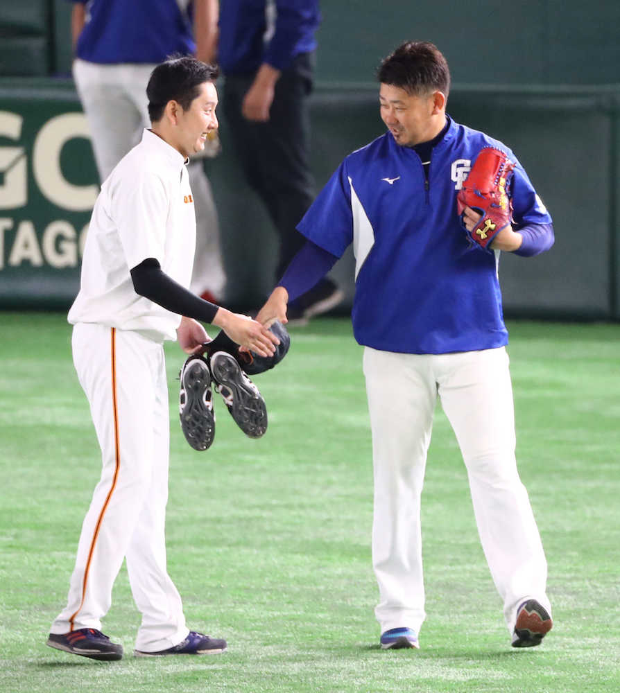 ＜巨・中＞試合前、１３日に投げ合う野上（左）と握手する松坂
