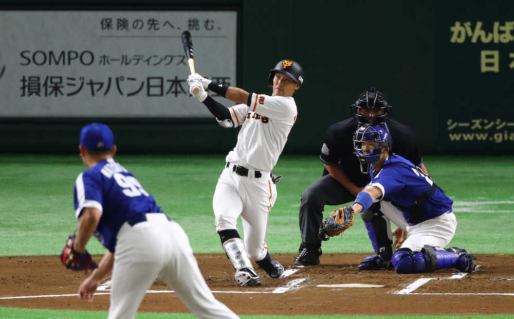 ＜巨・中＞初回無死一塁、吉川尚は右越えにプロ入り初本塁打となる先制２ランを放つ