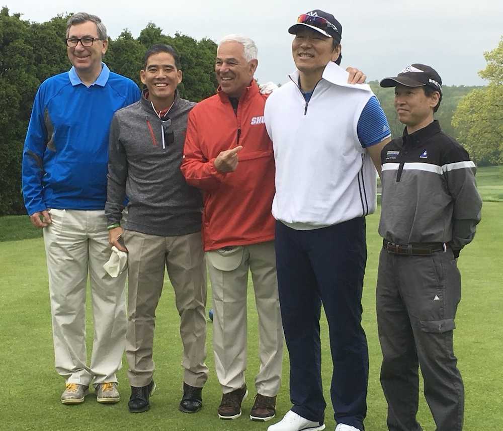 チャリティーゴルフ大会を開催し、元ロッテ監督のボビー・バレンタイン氏（中央）らとともに記念撮影で笑顔を見せる松井秀喜氏（右から２人目）