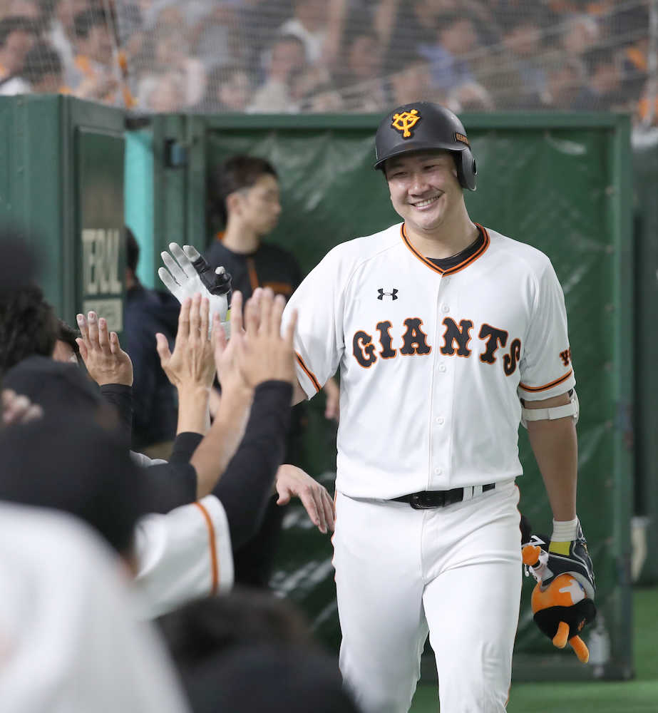 ＜巨・Ｄ＞５回無死、菅野はプロ初本塁打を打ちナインの出迎えに笑顔
