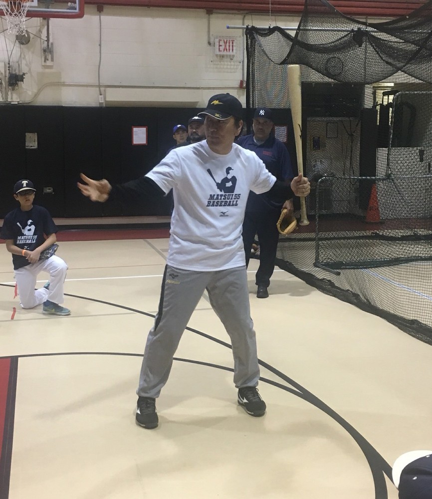 ニューヨーク市内で野球教室を開催し、実演を交えながら打撃指導を行う松井秀喜氏