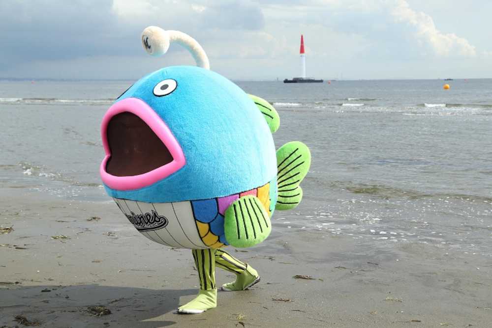 ＺＯＺＯマリン近くの浜辺を歩くロッテの人気キャラクター・謎の魚（球団提供）