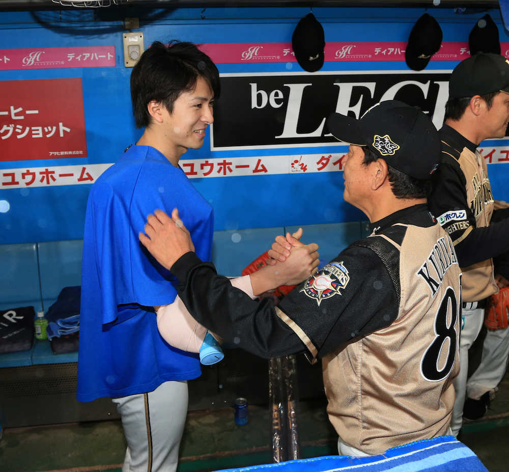 ＜ロ・日＞５勝目を挙げた上沢（左）は栗山監督と握手（撮影・白鳥　佳樹）　