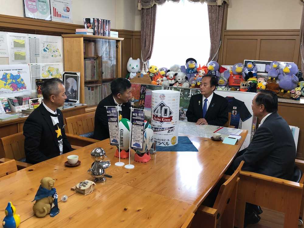 上田埼玉県知事を訪問し、「西武ライオンズ応援缶」の発売報告を行った西武の居郷球団社長とサッポロビールの高島社長