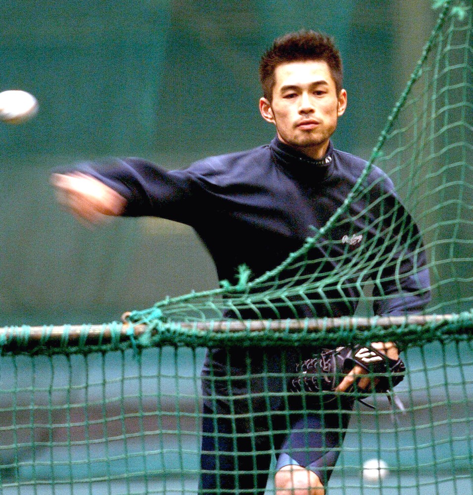０３年１月、神戸での自主トレで打撃投手を努めたイチロー