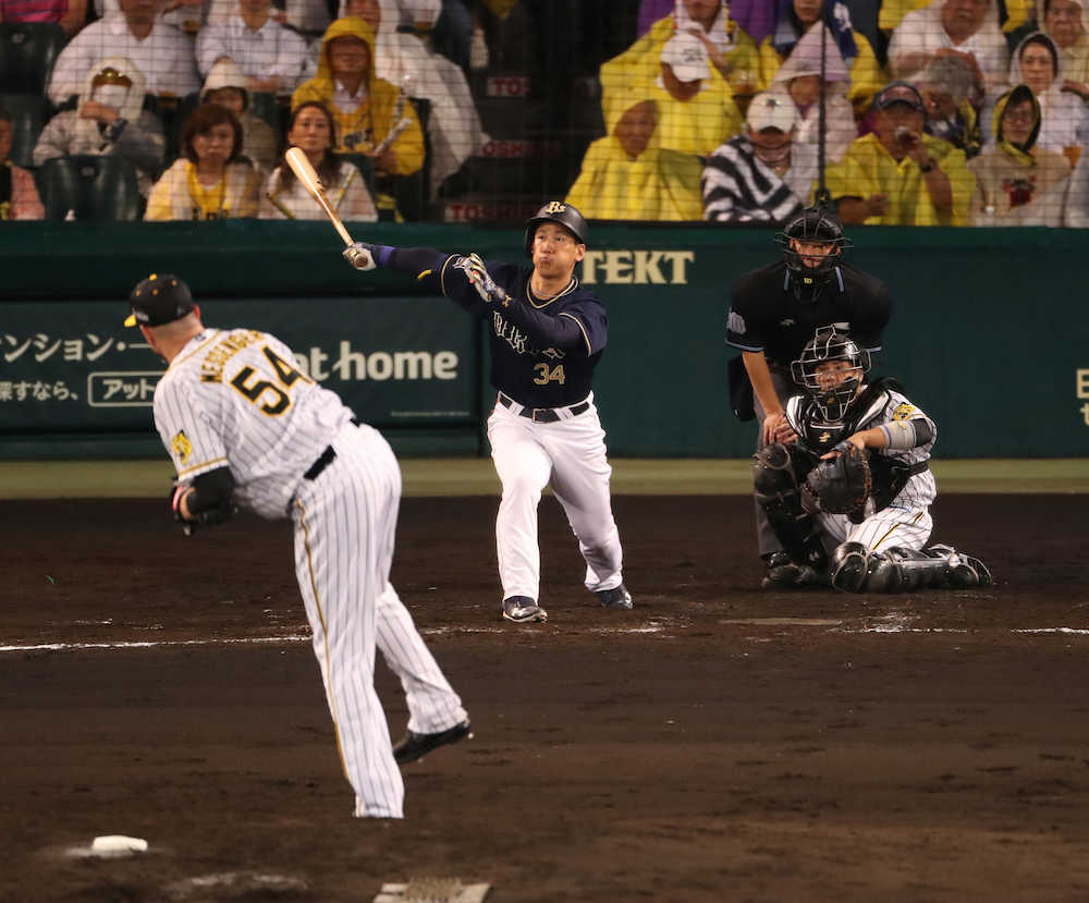 ５回２死、吉田正は右中間にソロ本塁打を放つ（撮影・坂田　高浩）