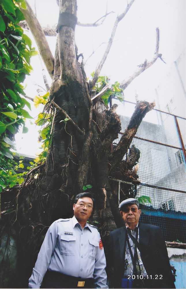２０１０年１１月、台湾・花蓮の生家を訪ねると、レンブの木が大木になっていた。左はなくしたリュックサックを届けてくれた警官の曾柏毅さん。現地紙「自由時報」にも取り上げられた。（岩本力さん提供）