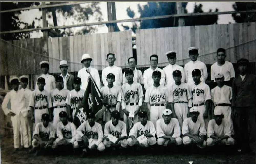 １９４１年９月、台湾全島選抜大会で優勝した花蓮港中の選手たち。前列左から３人目が岩本さん（岩本力さん提供）