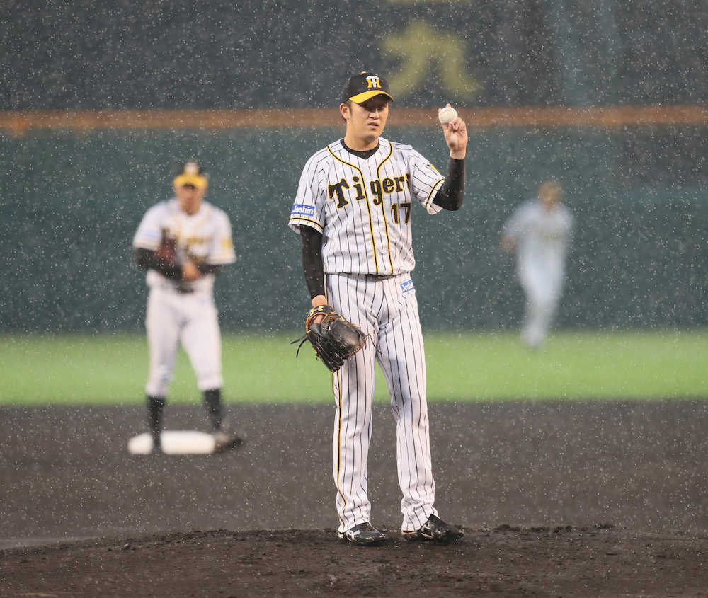 岩貞はマウンドに上がるも投球練習中に雨が強くなりベンチに引き揚げる（撮影・岩崎　哲也）