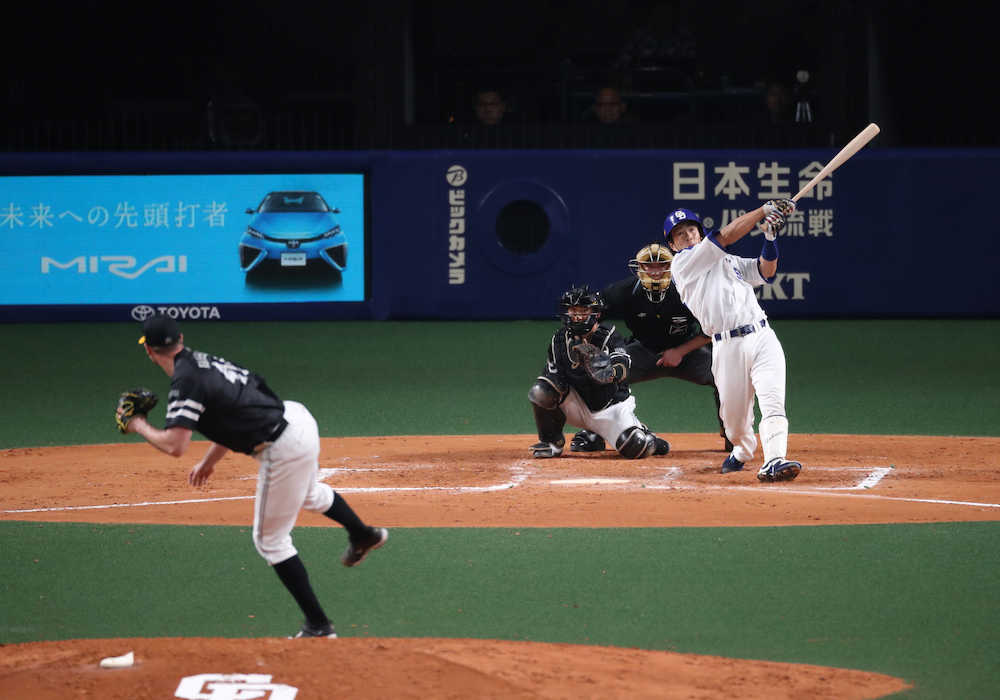 ＜中・ソ＞６回１死、福田は左越えにソロ本塁打を放つ（撮影・坂田　高浩）