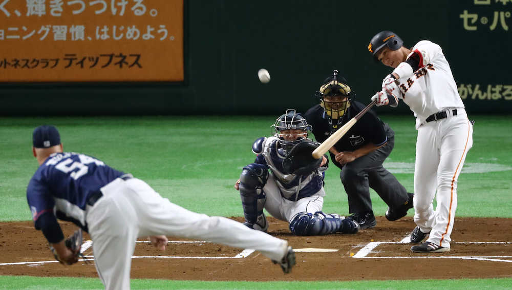 ＜巨・西＞１回無死、坂本勇は右越えに先頭打者本塁打を放つ（撮影・三島　英忠）