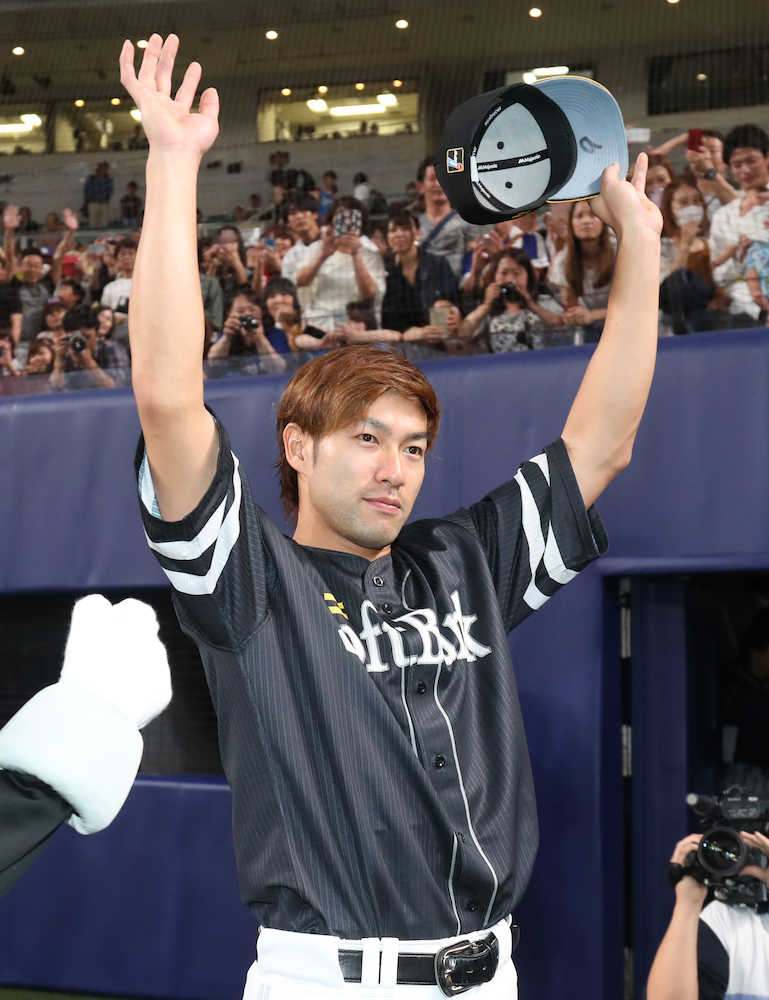 ＜中・ソ＞この日２ホーマーでチーム全打点を挙げた柳田は、スタンドの声援に手を挙げて応える（撮影・椎名　航）
