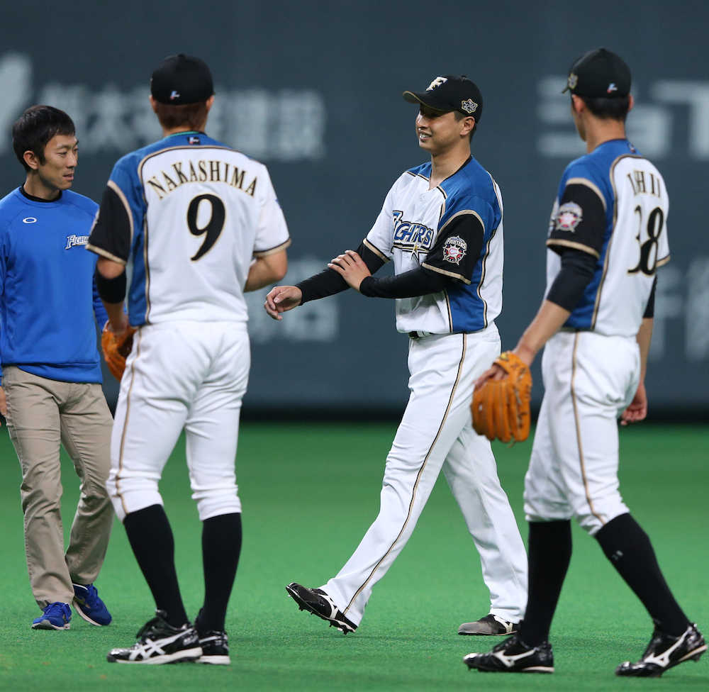 日本ハム・村田は右前腕の打撲　打球受け負傷降板「悔しい」