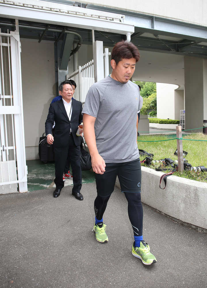 松坂、検査は１８日以降　トレーナーに付き添われ球場を後に　患部をかばうようにゆっくり歩く