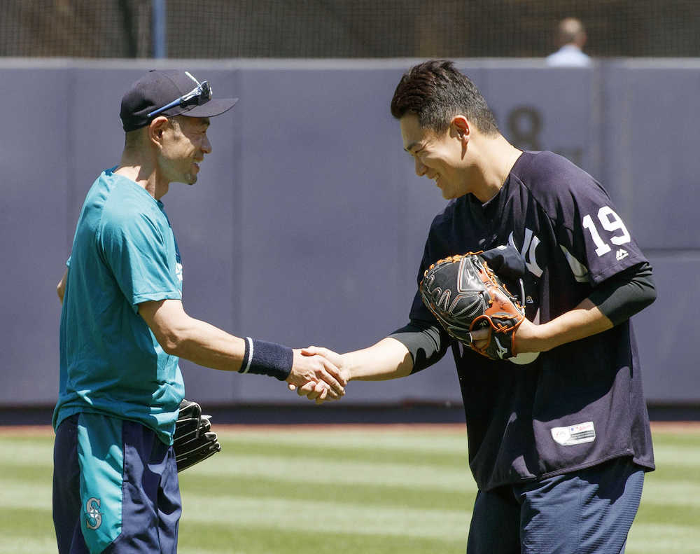 ＜ヤンキース・マリナーズ＞試合前、握手するマリナーズのイチロー（左）とヤンキースの田中