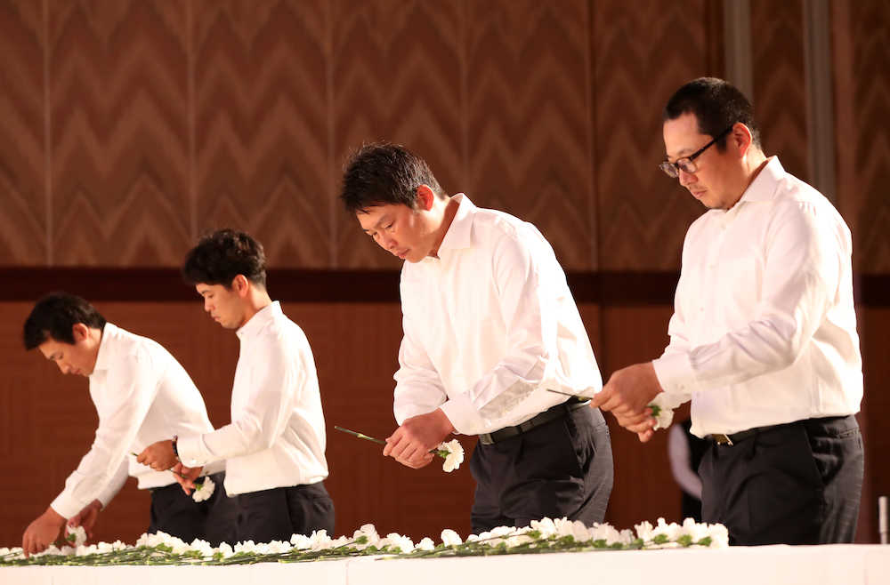 衣笠祥雄氏のお別れ会で献花する新井（右から２人目）ら広島ナイン（撮影・北條　貴史）