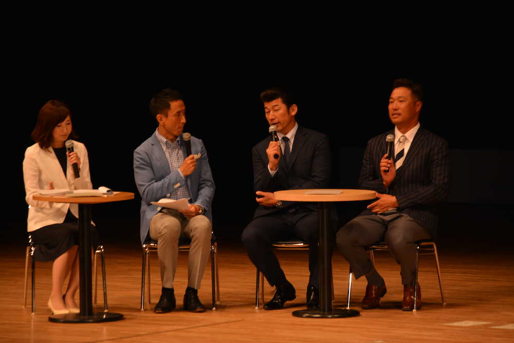 高校野球奈良大会の組み合わせ抽選会に先だって行われたトークショーに参加した関本賢太郎氏（右）と三浦大輔氏（右から２人目）