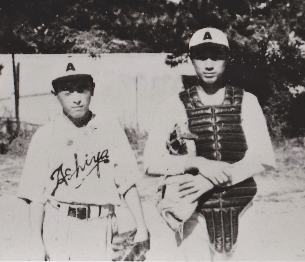 １９４６年夏、全国大会出場を決めた芦屋中の有本義明投手（左）と左利きの捕手、橋本修三主将（有本義明さん提供）