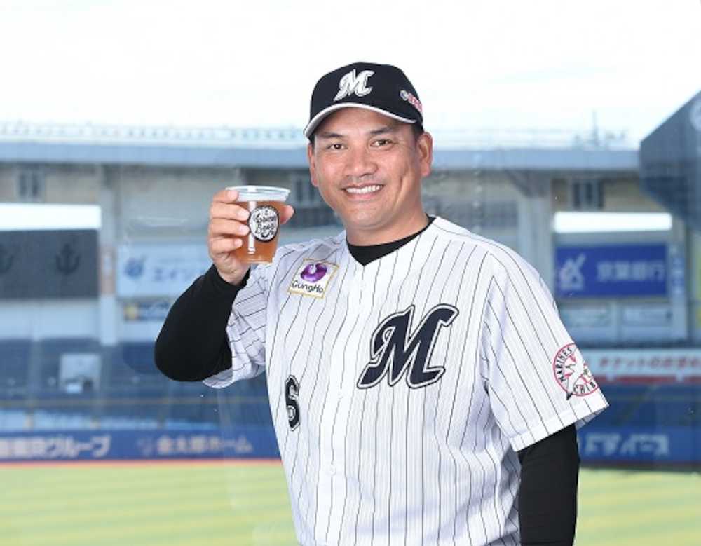 ６日の日本ハム戦から発売する「マリーンズビール」を手にするロッテ・井口監督