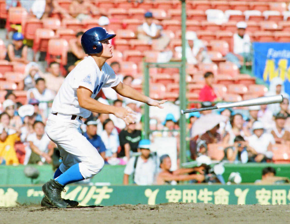 ＜金沢・仙台育英＞９回２死三塁、金沢・奥村は右中間に逆転の適時二塁打を放つ