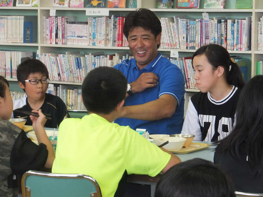 日本ハム稲葉ＳＣＯ　小学生と運動＆給食でふれ合い「すごく良い取り組み」