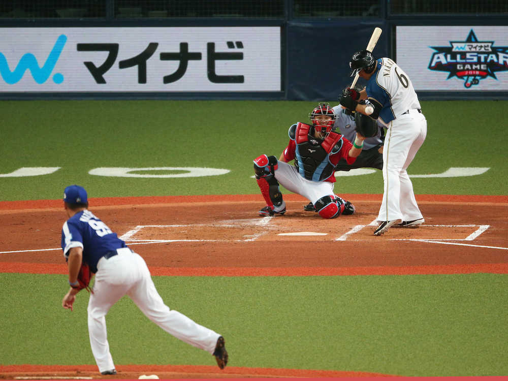 １３日のオールスター第１戦で初回１死一塁、松坂（左）から左肘に死球を受ける中田