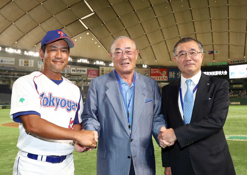 東京ドームに訪れた張本氏（中央）は、試合前に東京ガス・山口監督（左）、花田部長と握手する（撮影・久冨木　修）