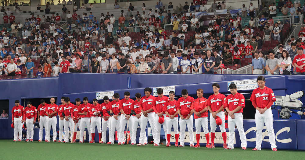試合前、西日本豪雨災害の犠牲者に黙とうを捧げる広島ナイン（撮影・椎名　航）