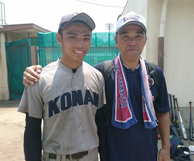 ＜関西学院・甲南＞甲南の吉田（左）は最後の夏が終わり、元阪神外野手の父・浩さんにねぎらいの言葉をかけられた