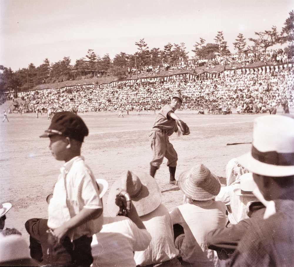 和歌山中グラウンドにはスタンドがあり、練習試合でも大観衆が詰めかけた。写真は１９３９年４月の浪華商（現大体大浪商）戦（和歌山市の竹中功さん提供）