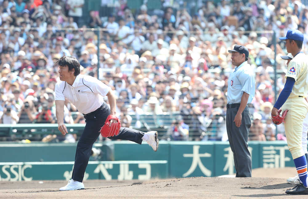 松井秀喜氏、ワンバン始球式「甲子園の魔物に襲われた」　星稜の後輩が守る中で