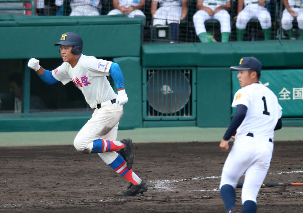 花咲徳栄　夏連覇へ初戦突破　終盤に地力発揮　１年生井上が逆転２点二塁打