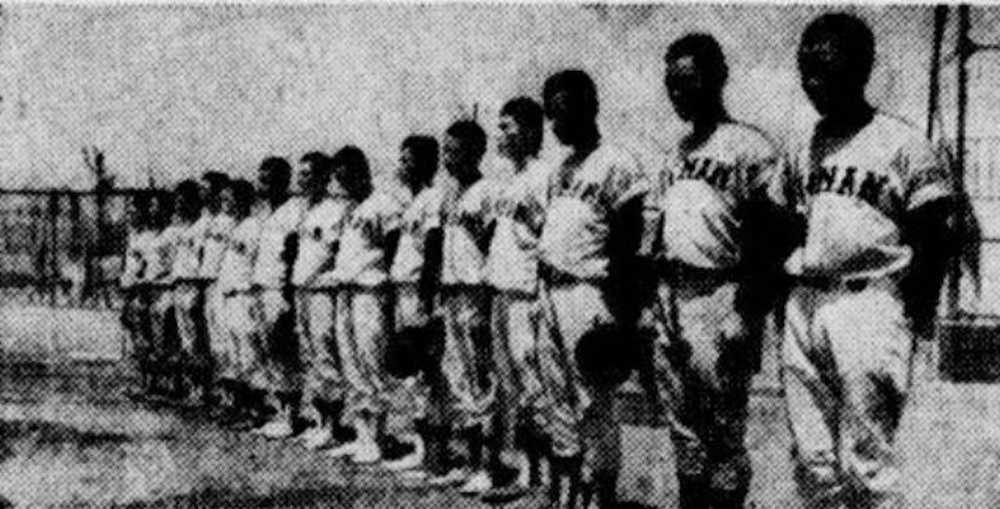 １９６８年８月１５日、西宮市の浜甲子園スポーツセンターでの練習を中断し、黙祷する興南の選手たち