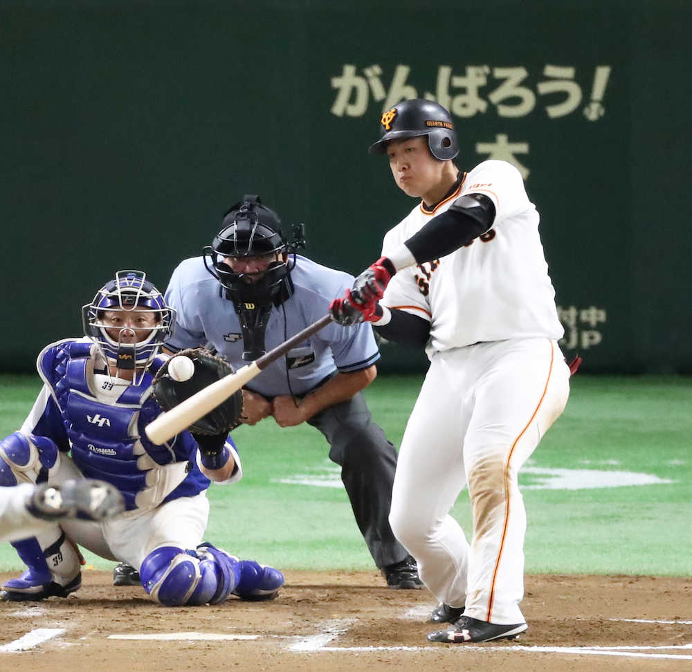 ＜巨・中＞６回無死一塁、岡本は左中間本塁打を放つ（撮影・西川　祐介）