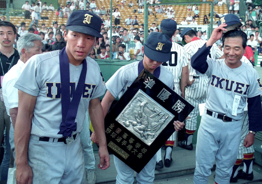 大越（左）を擁した８９年、竹田監督率いる仙台育英は帝京に惜敗し準優勝に終わる