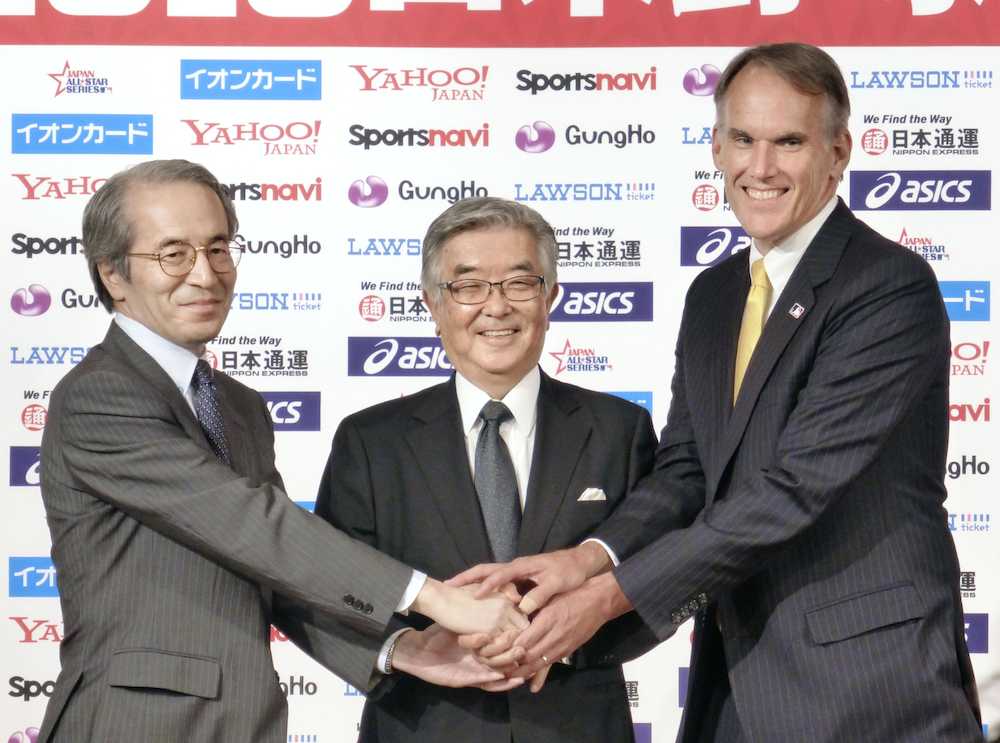 日米野球の記者会見で握手するＮＰＢの斉藤惇コミッショナー（中央）ら
