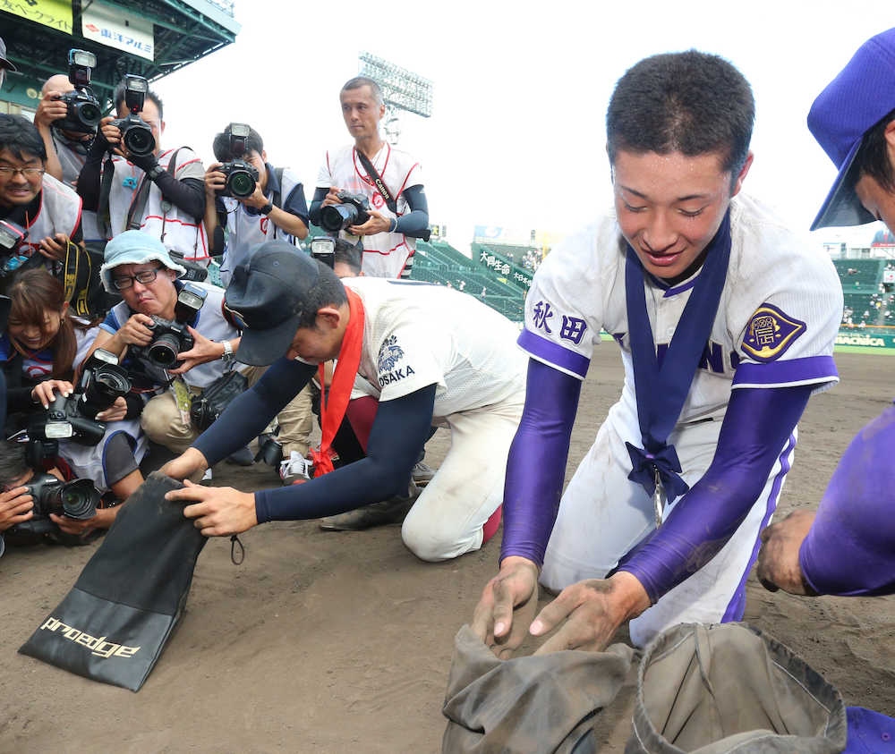 【画像・写真】＜大阪桐蔭・金足農＞マウンドの土を拾う金足農・吉田（右）と大阪桐蔭・柿木（撮影・近藤　大暉）