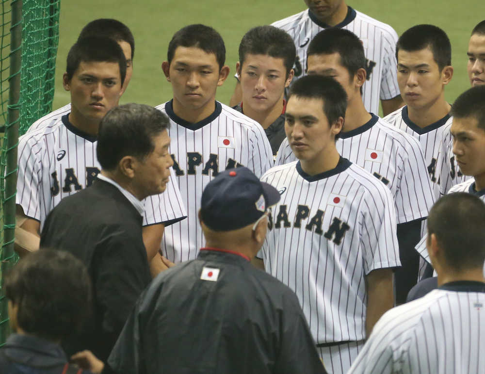 吉田（中央）ら日本ナインは渡辺元横浜高監督（左）の話に耳を傾ける（撮影・岩崎　哲也）