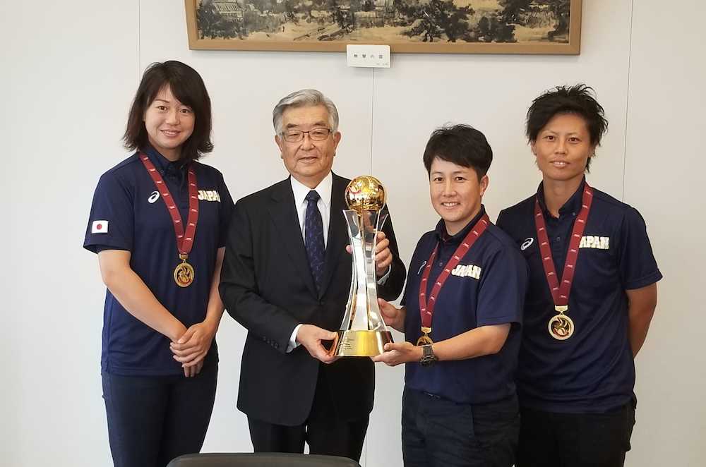 斉藤惇コミッショナーに優勝報告した野球女子日本代表の（左から）川端、橘田監督、里