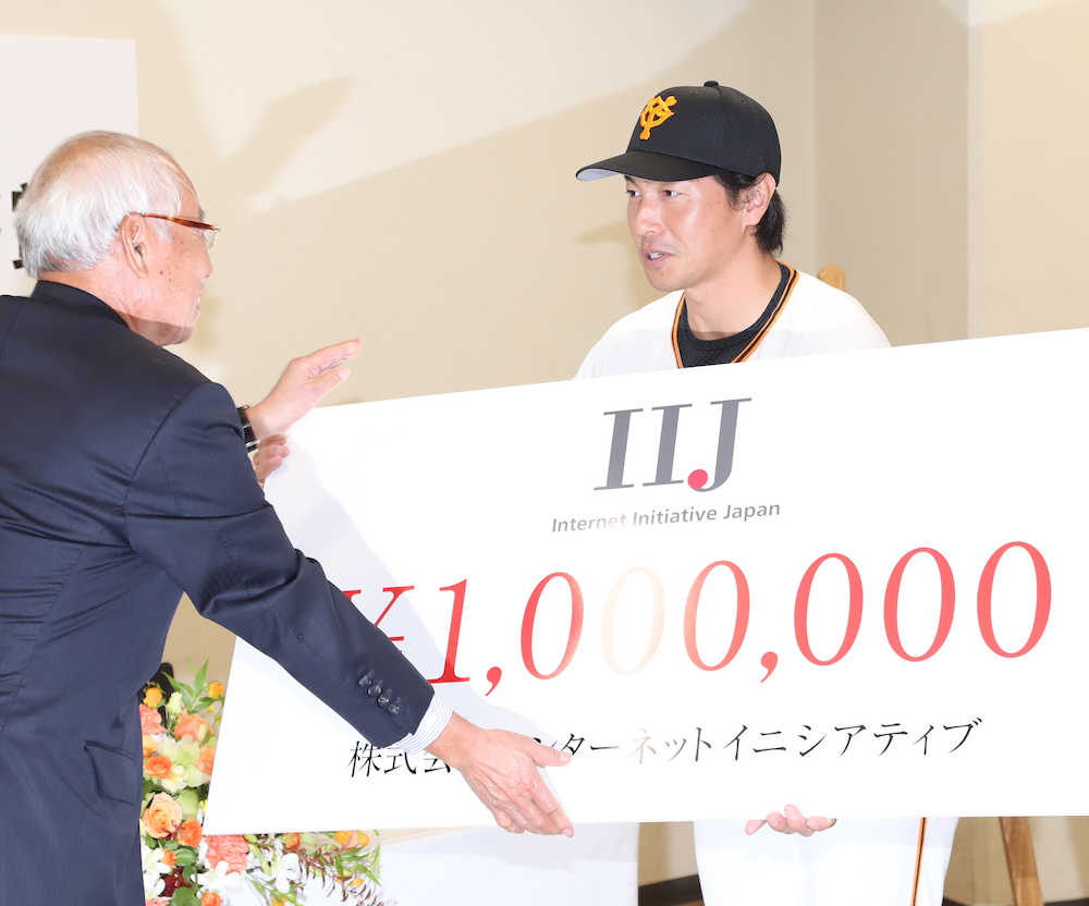 巨人・長野　東京Ｄ通算100本目の看板弾で100万円ゲット「どんどん当てられるように」