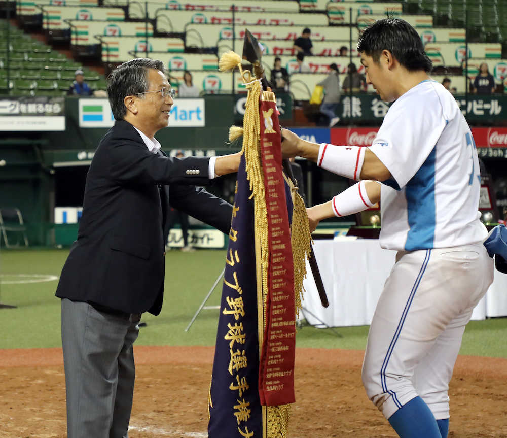 ＪＡＢＡ清野会長が優勝旗授与「凄い試合で面白かった」