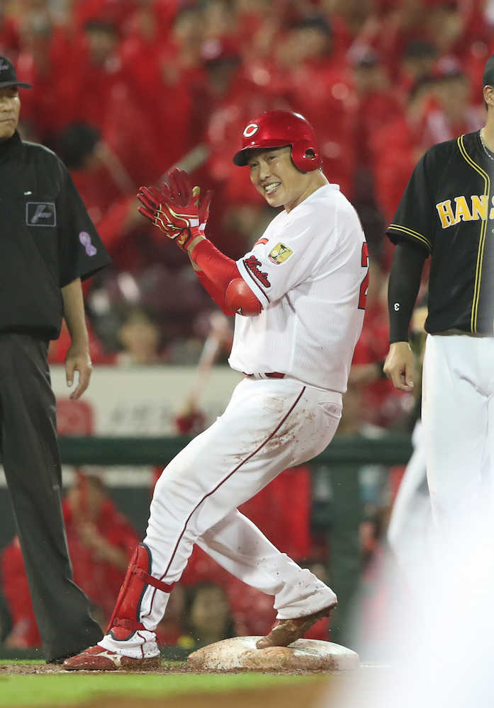 新井さん　球団最年長三塁打で今季初マツダお立ち台「足がもつれ…コケないように」