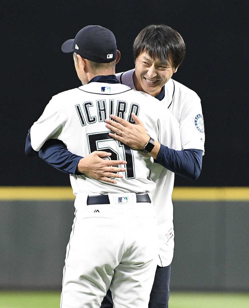 始球式を終え、捕手役を務めたイチロー（背中）と抱き合う、マリナーズを今季限りで退団する岩隈久志投手