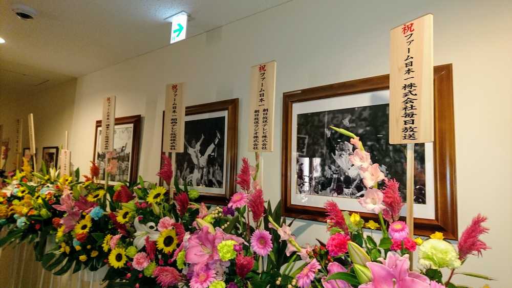 金本監督が退任会見を開いた阪神球団事務所の廊下には、次期監督候補、矢野２軍監督率いるファーム日本一を祝う花が飾られていた