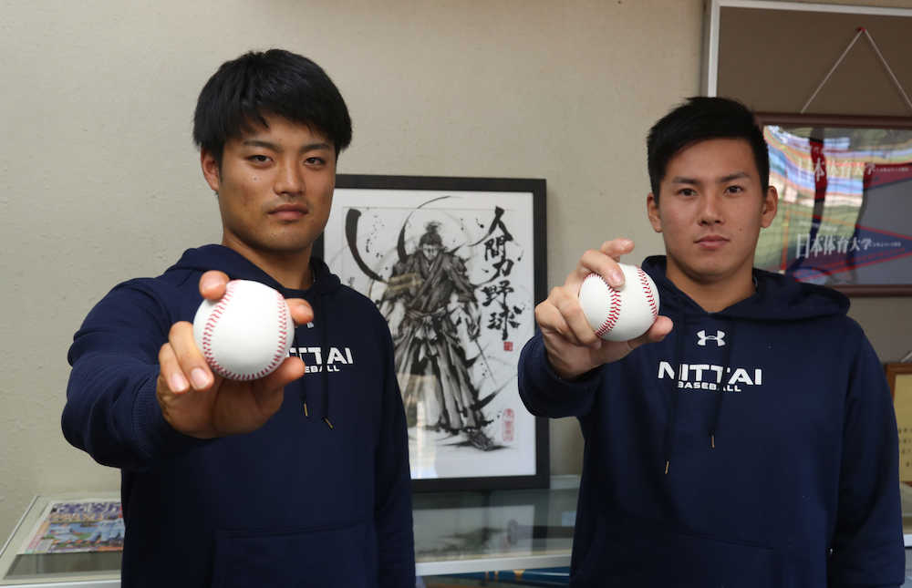 決め球の握りのポーズをとる日体大・松本航投手（左）と東妻勇輔投手（撮影・郡司　修）