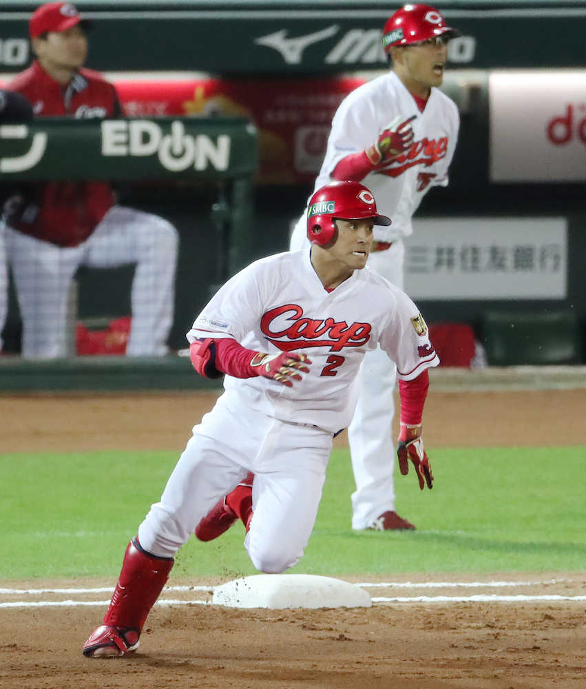 ＜日本シリーズ　広・ソ＞初回、田中は左前二塁打を放ち、一塁を回る（撮影・椎名　航）
