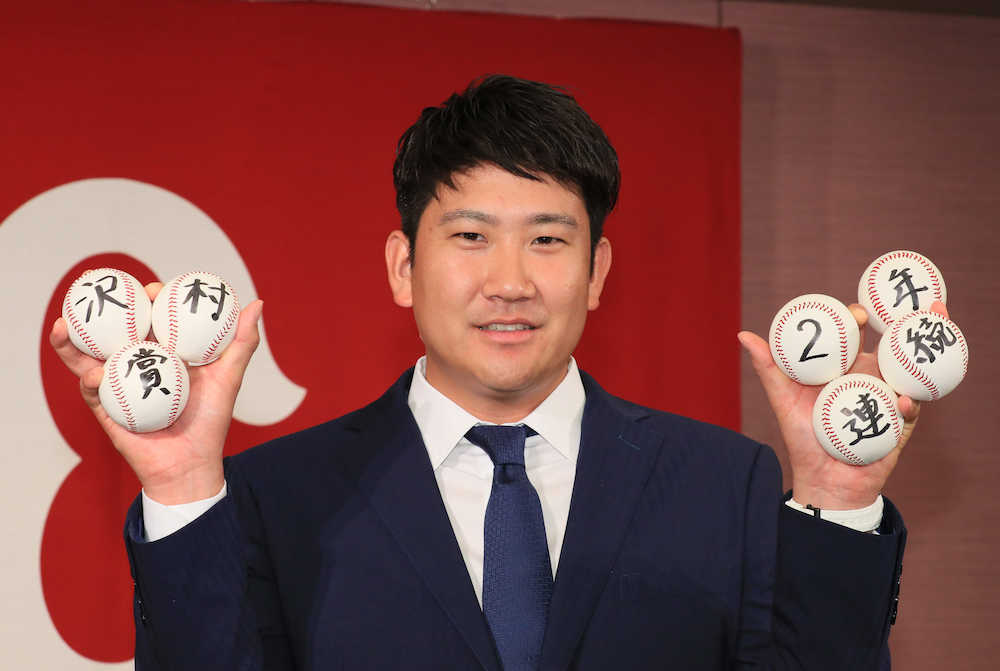 ２年連続沢村賞を受賞した菅野は文字の書かれたボールを手に笑顔を見せる（撮影・尾崎　有希）