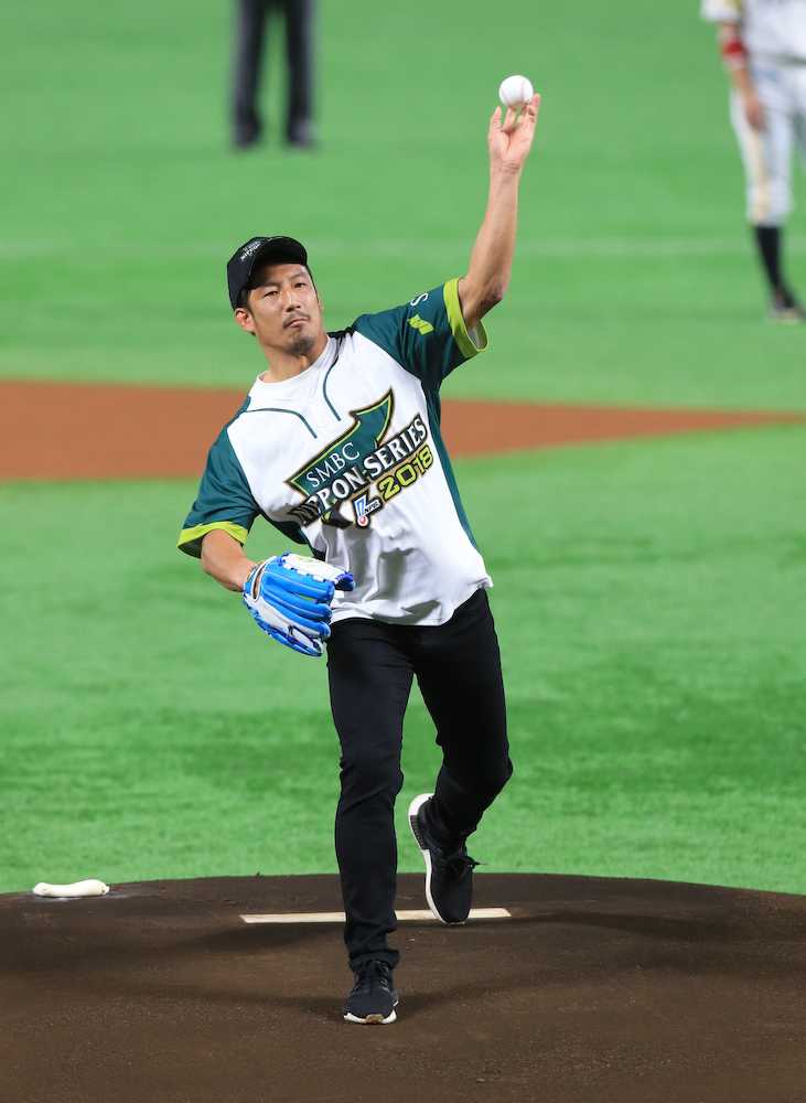 ７人制ラグビー日本代表・小沢主将　初の野球もノーバン始球式